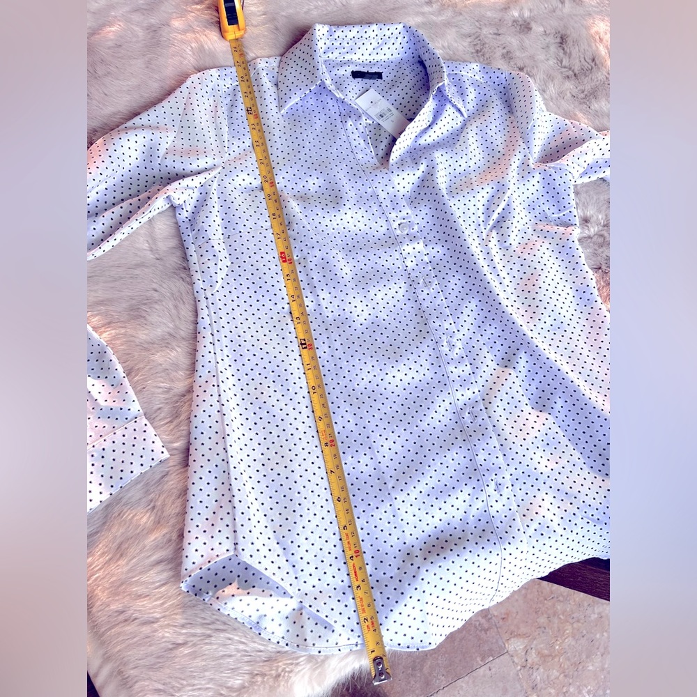 Ann Taylor size small. Lightweight, flowy material. Button down front.
